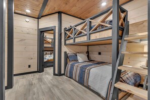 10 quartos, ferros/tábuas de passar roupa, Wi-Fi, roupa de cama