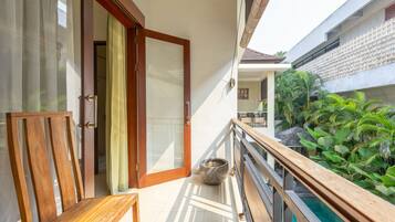 1 habitación, escritorio y espacio para trabajar con laptop
