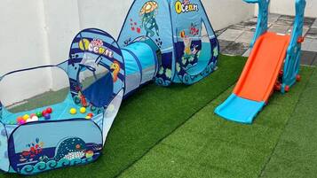 Área de juegos infantiles al aire libre