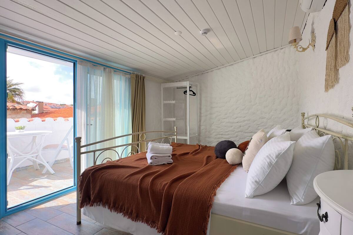 Deluxe Double Room, Balcony, Hill View