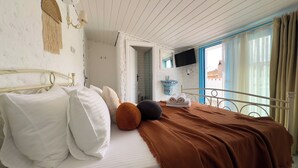 Deluxe Double Room, Balcony, Hill View | WiFi (free) - mythos alaçatı (Cesme)