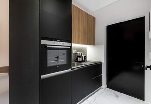 Fridge, oven, stovetop, coffee/tea maker