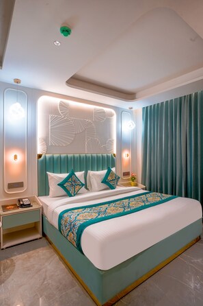 Bộ đồ giường cao cấp, minibar với thức ăn, đồ uống miễn phí, bàn