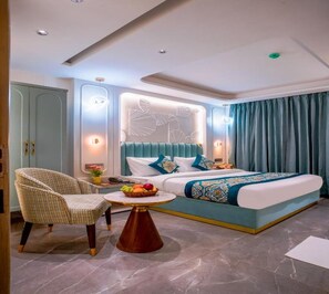 Une chambre à coucher moderne avec un lit, une chaise, une table ronde et un panneau décoratif mural.