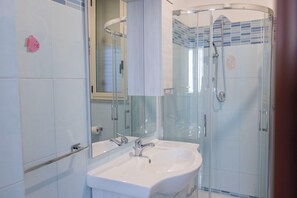 Shower, hair dryer, bidet, towels - Entire 2-bedroom apartment 5 minutes from the sea (Vibo Marina)