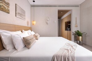 Minibar, free WiFi, bed sheets