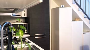 Lemari es besar, microwave, oven, dan kompor