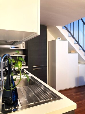 Full-size fridge, microwave, oven, stovetop