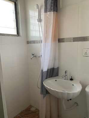 تجهيزات دش، مناشف، ورق حمّام