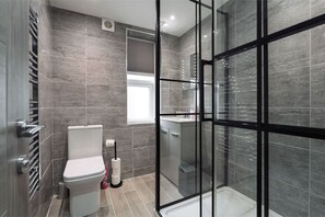 SĂšche-cheveux, serviettes fournies