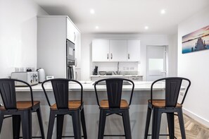 Frigorífic, forn, placa de cuina i rentaplats 