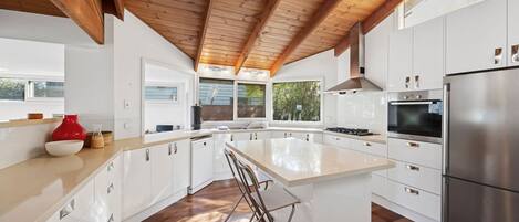 Køleskab, ovn, kogeplade, opvaskemaskine