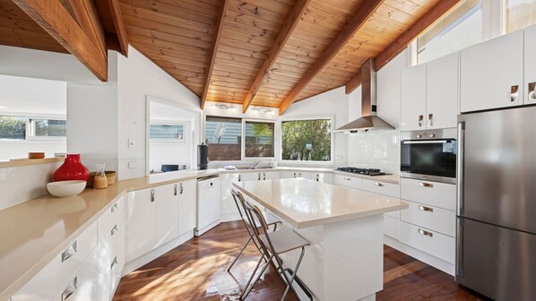 Fridge, oven, stovetop, dishwasher