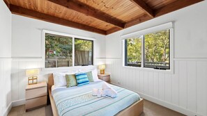 4 bedrooms, iron/ironing board, Internet, bed sheets