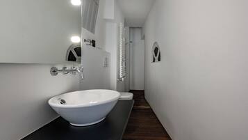 Deluxe Suite | Bathroom | Free toiletries, hair dryer, towels, soap