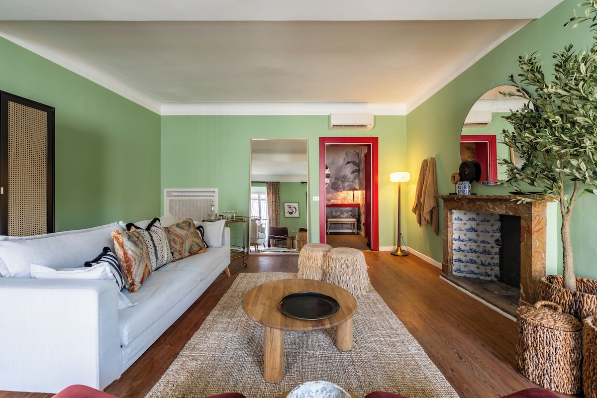 Deluxe Suite | In-room safe, desk, soundproofing, iron/ironing board