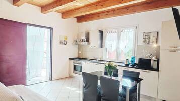 Kühlschrank, Ofen, Herdplatte, Kochgeschirr/Geschirr/Besteck