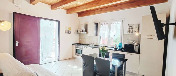 Fridge, oven, stovetop, cookware/dishes/utensils - Terrazza Romagnola Relax and Style in Forlimpopoli (Forlimpopoli)