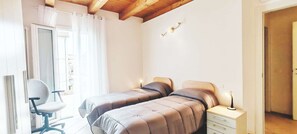 1 habitación, tabla de planchar con plancha, internet y ropa de cama 