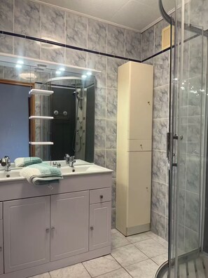 Haartrockner, Handtücher, Seife, Toilettenpapier