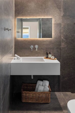 Articles de toilette (gratuits), séchoir à cheveux, serviettes fournies
