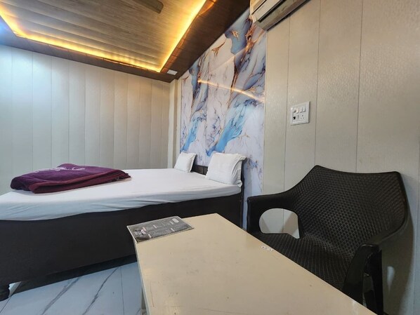Deluxe Double Room | 1 bedroom, desk, free WiFi