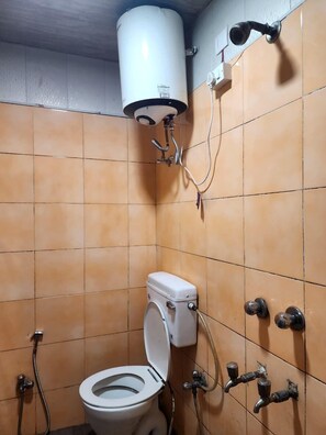 Deluxe Triple Room | Bathroom | Shower, towels, soap, shampoo