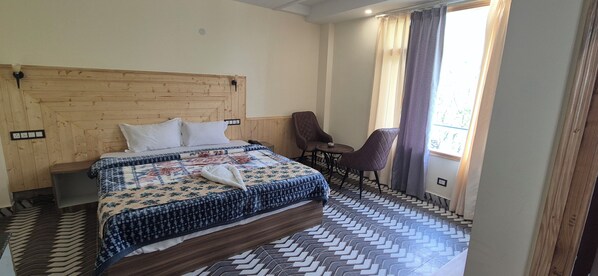 Escritorio, wifi gratis, ropa de cama