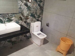 Ducha, artículos de higiene personal gratuitos, toallas y champú