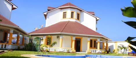 วิลล่า, 4 ห้องนอน, พร้อมสิ่งอำนวยความสะดวกสำหรับผู้พิการ, สูบบุหรี่ได้ | สระว่ายน้ำ | สระว่ายน้ำกลางแจ้ง