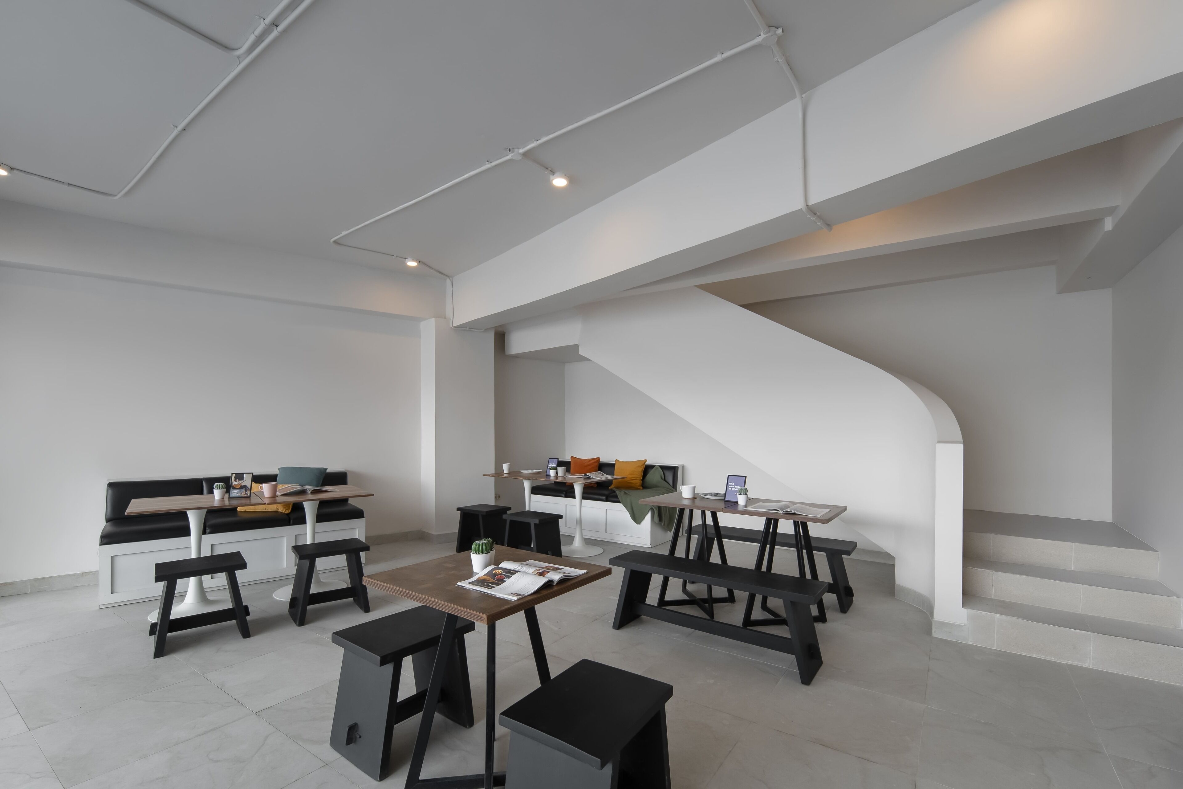 تلفزيون ذكي بحجم 42-بوصة يعرض قنوات تلفزيونية باشتراك مدفوع