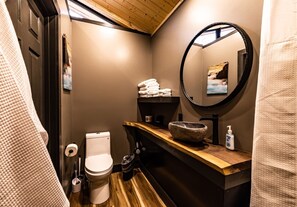 Haartrockner, Handtücher, Seife, Toilettenpapier