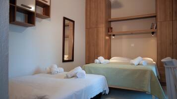 Luxury Triple Room 101, Partial Sea View | Individualmente decorados, individualmente mobiliados