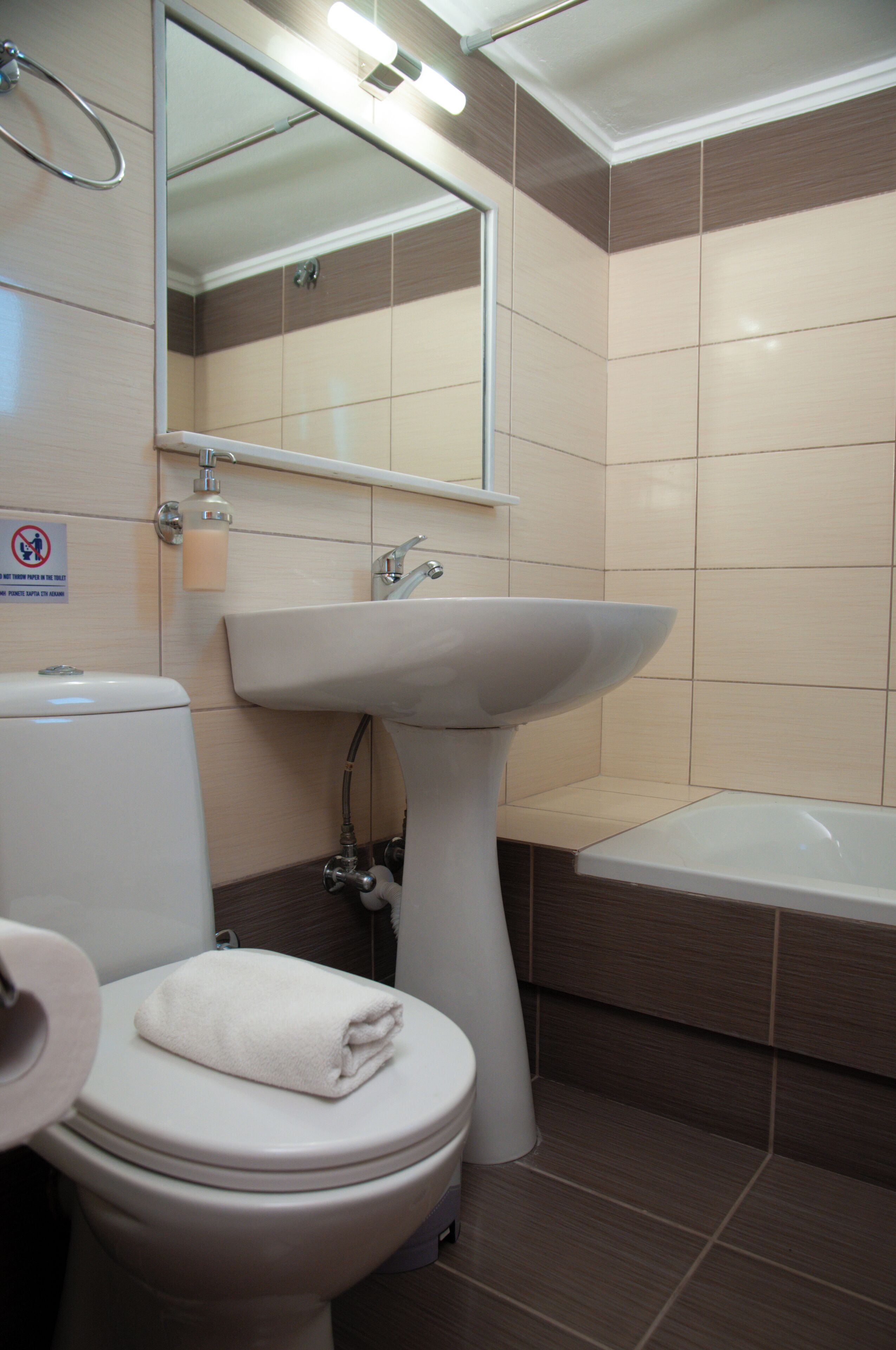 Un baño con inodoro, lavamanos y bañera.