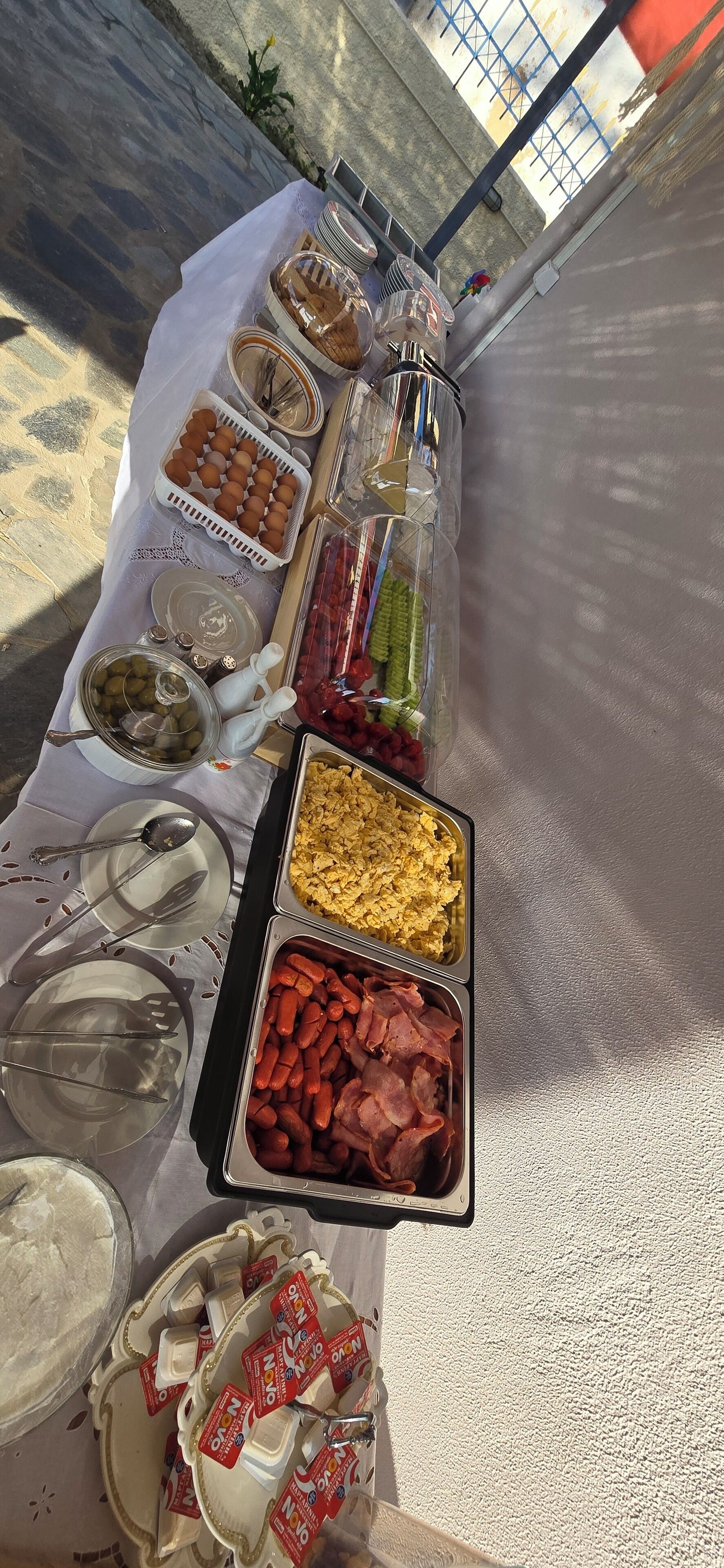 Une table de buffet avec divers plats et ustensiles.