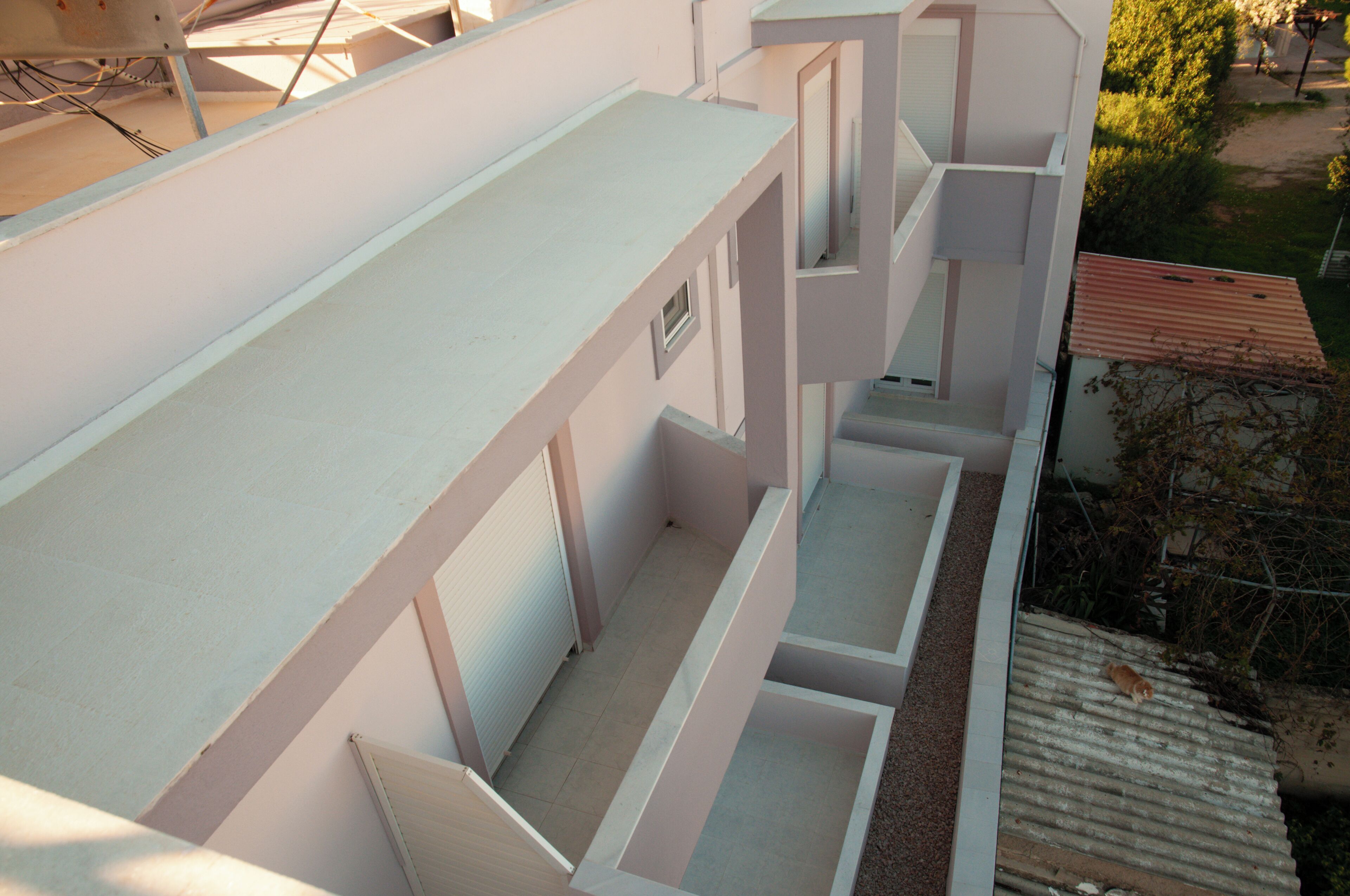 Un edificio de varios niveles con varias terrazas y escaleras.