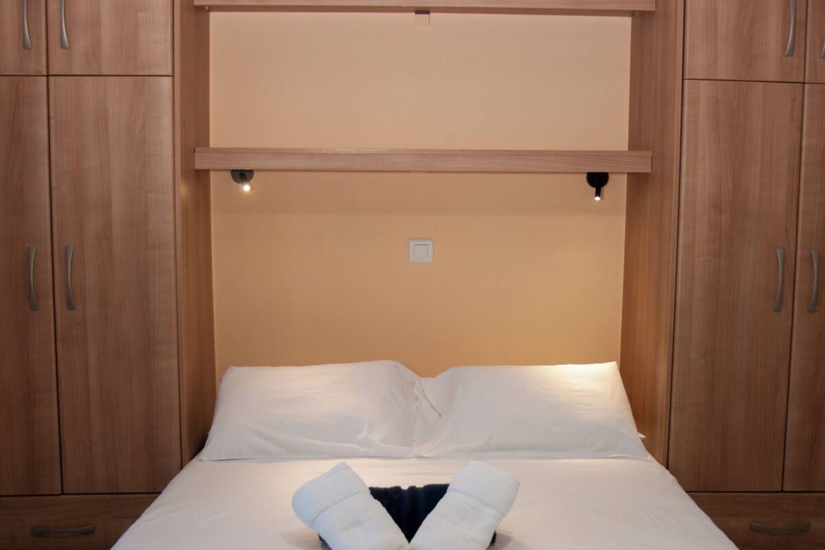 Comfort Studio 104, Partial Sea View | Laptop workspace, soundproofing, free cots/infant beds, free WiFi