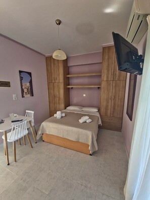 Individually decorated, individually furnished, laptop workspace - GLIPTIS Apartments (Chios)