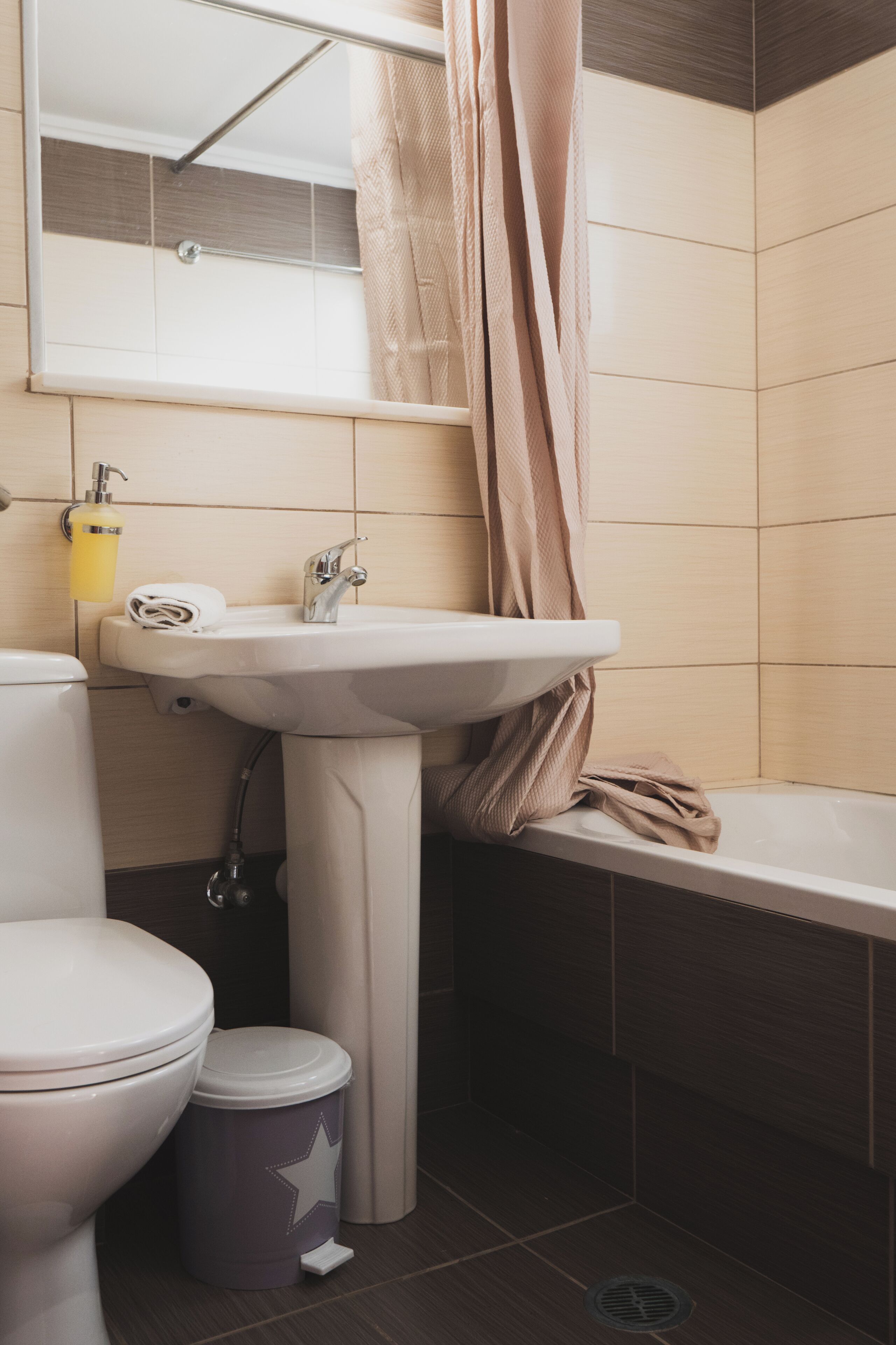 A bathroom with a toilet, sink, and bathtub.