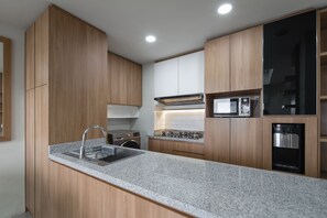 Phòng Suite, 2 phòng ngủ | Bếp riêng | Lò vi sóng, bếp nấu 