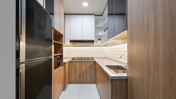 Suite, 2 Bedrooms, Balcony | Private kitchen | Microwave, stovetop