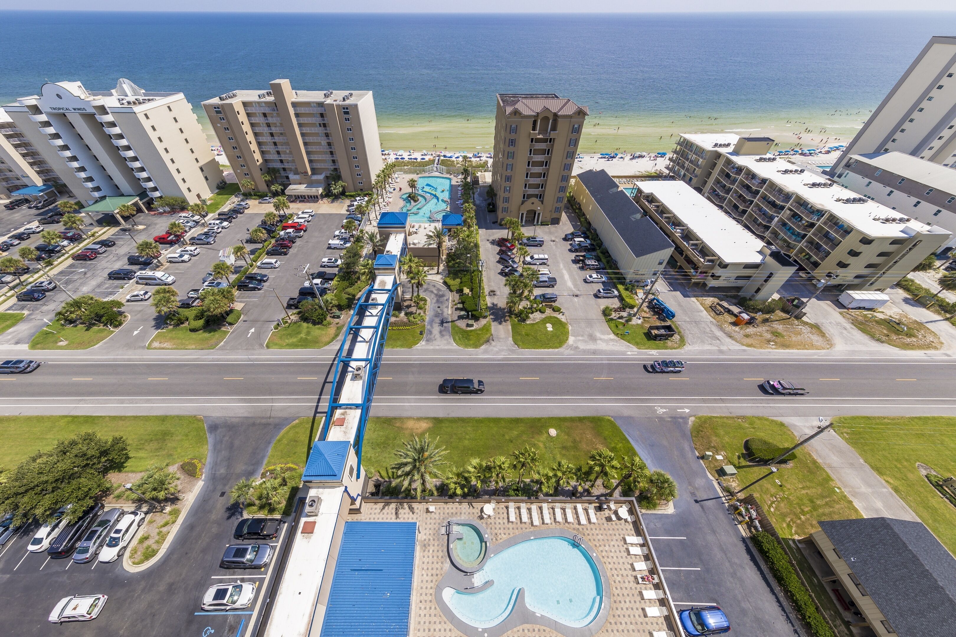 Un hôtel comprenant plusieurs bâtiments, une piscine et offrant une vue sur la plage.