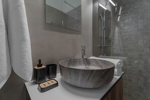 Suite junior | Baño | Ducha, artículos de higiene personal gratuitos y secador de pelo