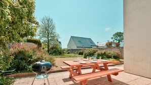 A patio with a barbecue grill, picnic table, and outdoor seating area. - House for 8 in the center of Plouguerneau (Plouguerneau)