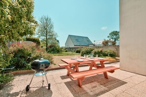 Outdoor dining - House for 8 in the center of Plouguerneau (Plouguerneau)