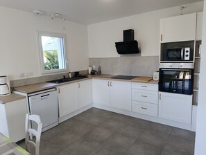 Køleskab, mikrobølgeovn, ovn, kogeplade