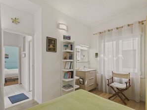 2 Schlafzimmer, Bügeleisen/Bügelbrett