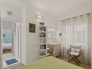 2 quartos, ferros/tábuas de passar roupa
