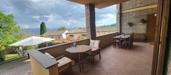 Dimora del Falco - Panoramic villa in Umbria with suites & regional breakfast