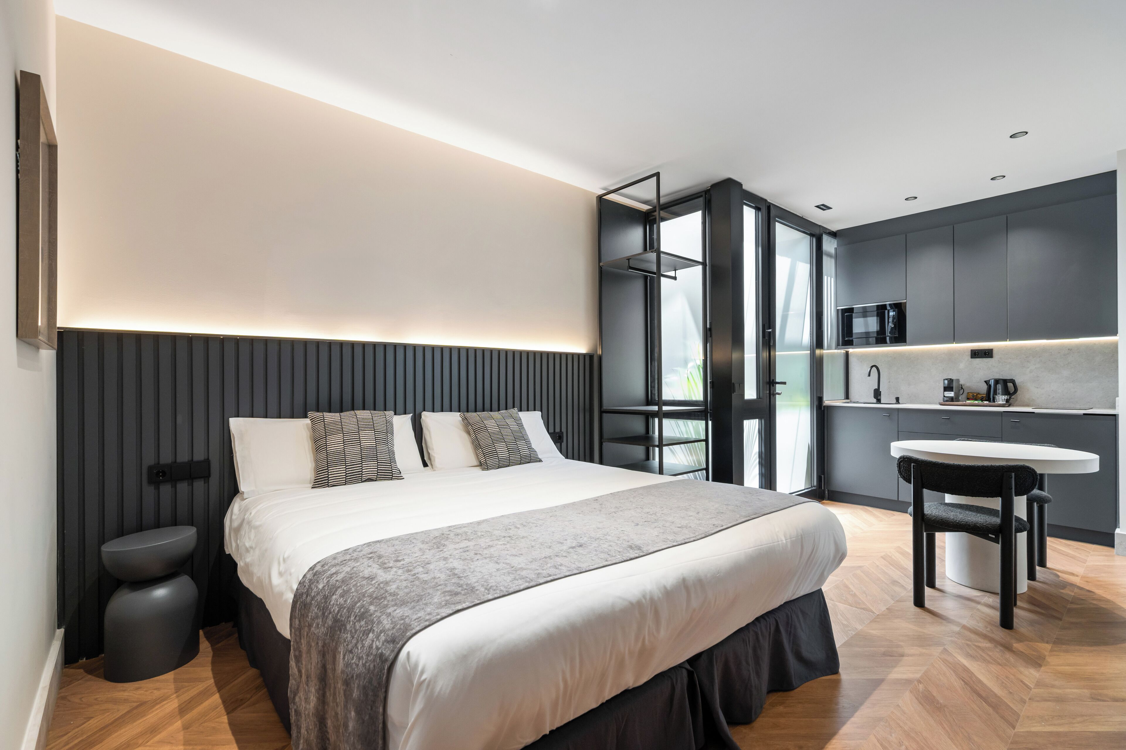 Studio – superior, ikke-røyk | Skrivebord, skrivebord for bærbar PC og strykejern/-brett